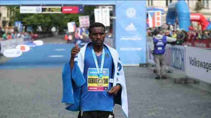 Alrededor de 10.000 personas participan en el Maratón Internacional de Praga