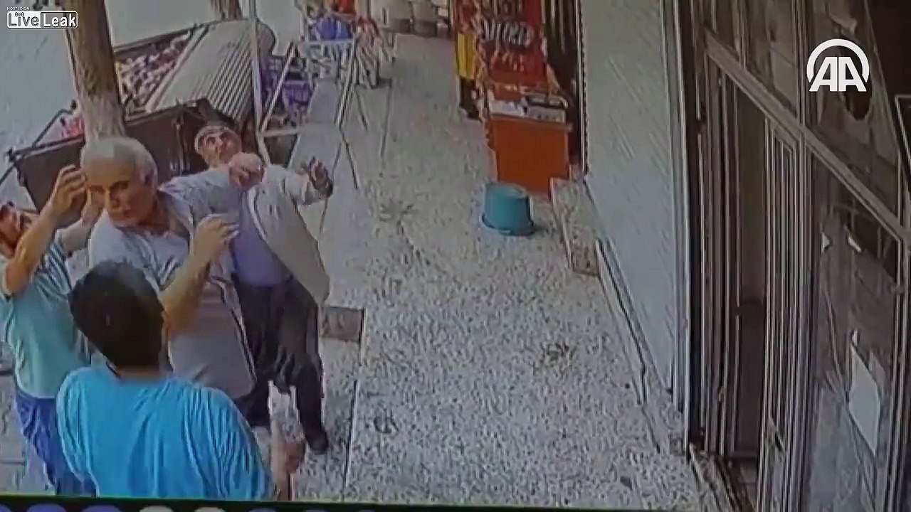 Ces hommes rattrapent in-extremis un bébé qui tombe d'un immeuble