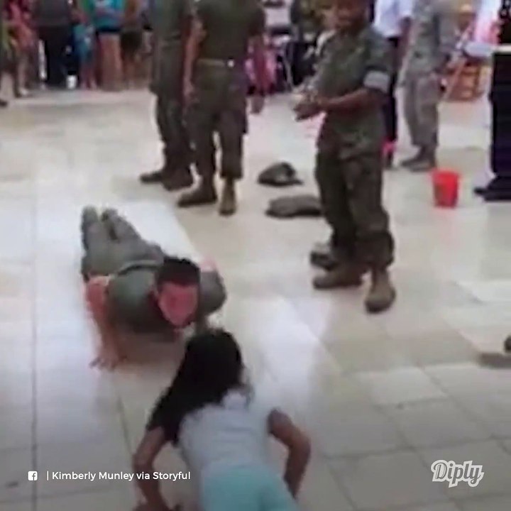 Cette fillette bat un Us Marines aux pompes... Costaude la gamine