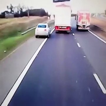 Ce chauffard fait tout pour doubler 2 camions... Taré