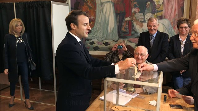 Francois Hollande votes in French presidential election