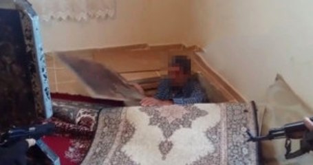 Cinayetten Aranan Şüpheli, Kilimin Altındaki Gizli Bölmeden Çıktı