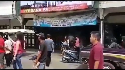 Presiden Jokowi dan Rombongan mampir di rumah makan di Pinggir Jalan dengan Pengawalan tidak Terlalu ketat
