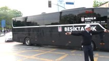 Beşiktaş ve Fenerbahçe'nin Takım Otobüsleri Stada Geldi