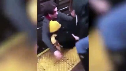 Il saute sur les rails du métro et sauve un homme tombé après un malaise ! Un vrai héro !