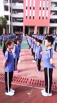 Des enfants chinois pratiquent leurs dance agréable pendant la récréation