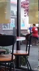 Un garçon vient de nulle part pour aider de son ami dans un combat