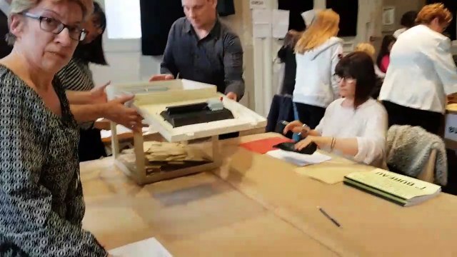 Opérations de dépouillement 2e tour Présidentielle salle des fêtes Vienne