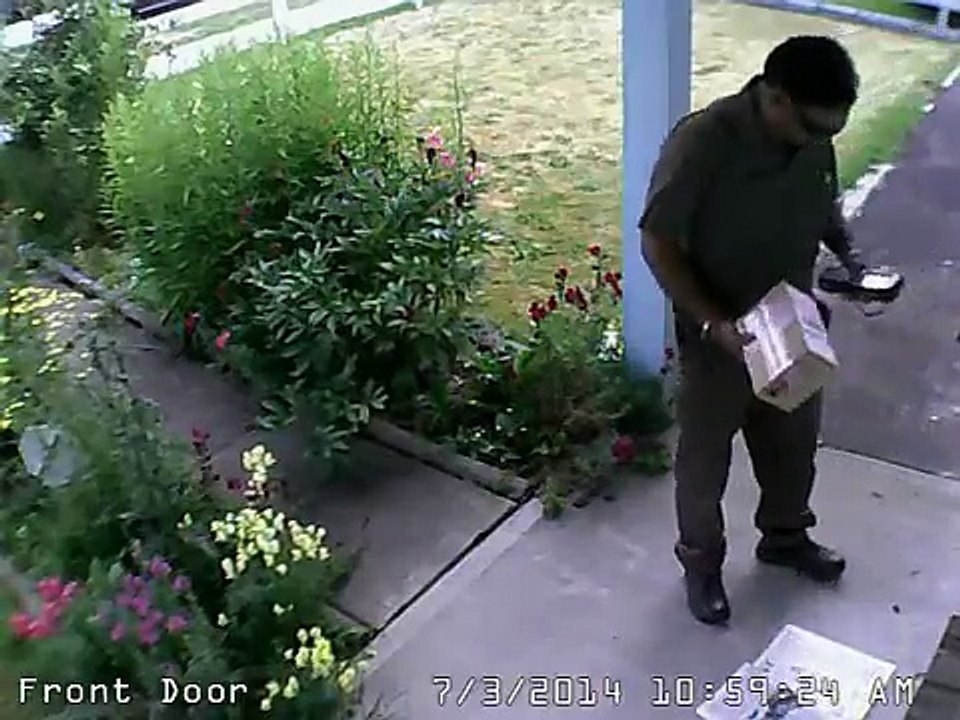 Ce livreur UPS lance le colis... BRAVO