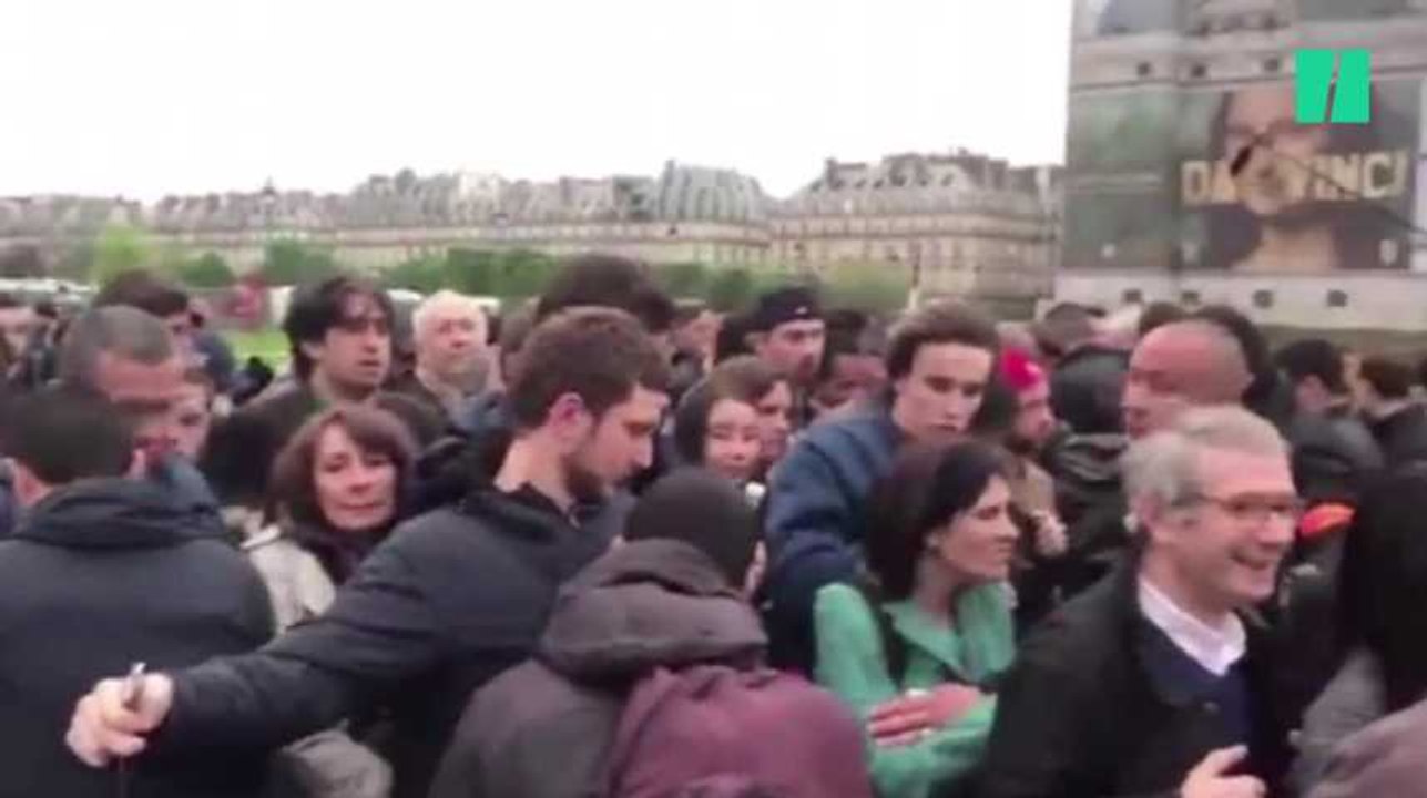 Les images de la cohue à l'entrée du Louvre, pour la soirée d'Emmanuel Macron