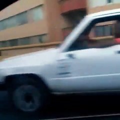 Un hombre invalido en sillas de ruedas a alta velocidad en el elevado en RD