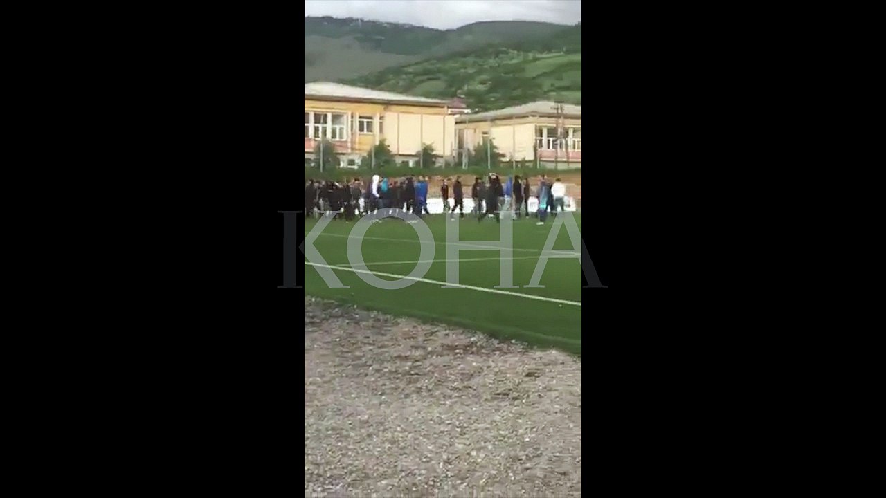 Pamje kur tifozët e Dritës ndërpresin takimin me Lirinë - 1