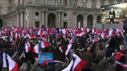Emmanuel Macron président : la joie des supporters au Louvre