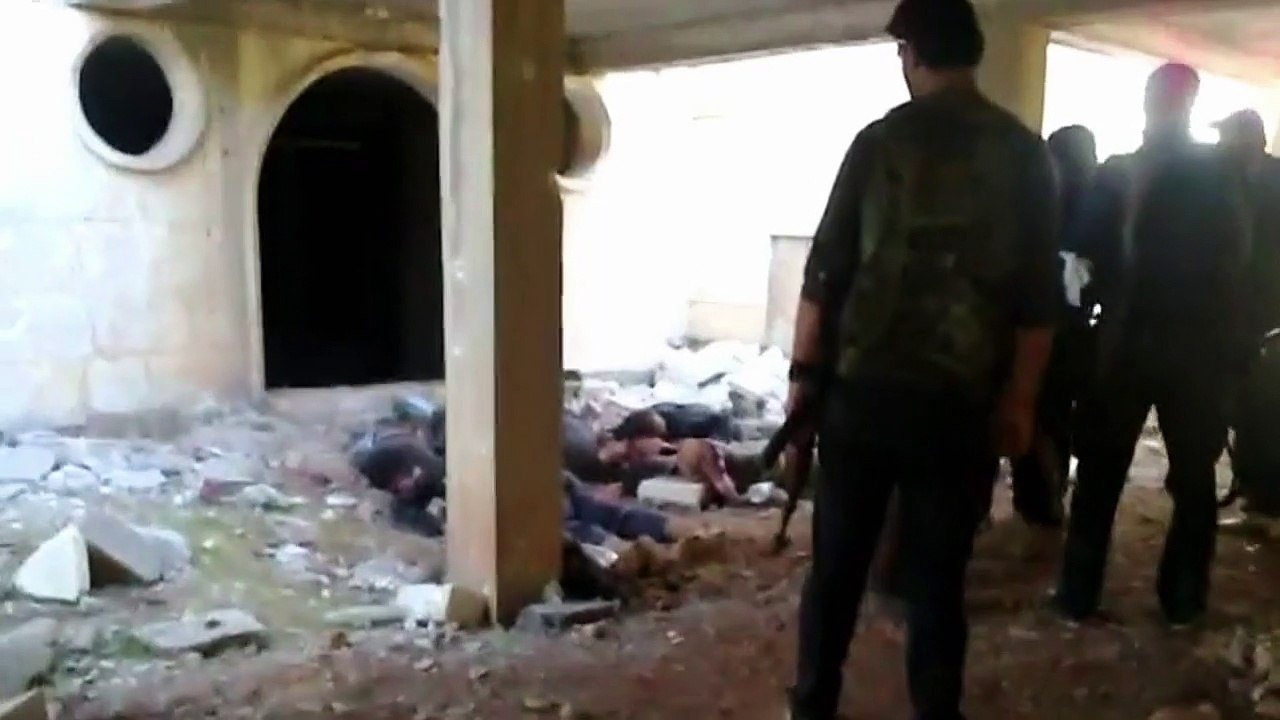 Video shows execution of Syrian soldiers by rebels. Leave your liked and subscribe the channel thank you!