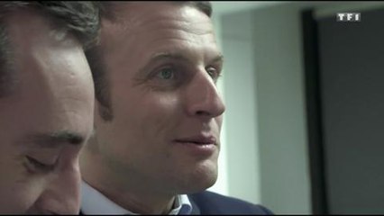 Emmanuel Macron se marre de s'être pris un oeuf sur la tête