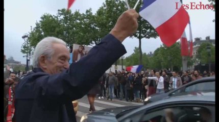 Scènes de liesse sur les Champs-Elysées et au Louvre après la victoire de Macron