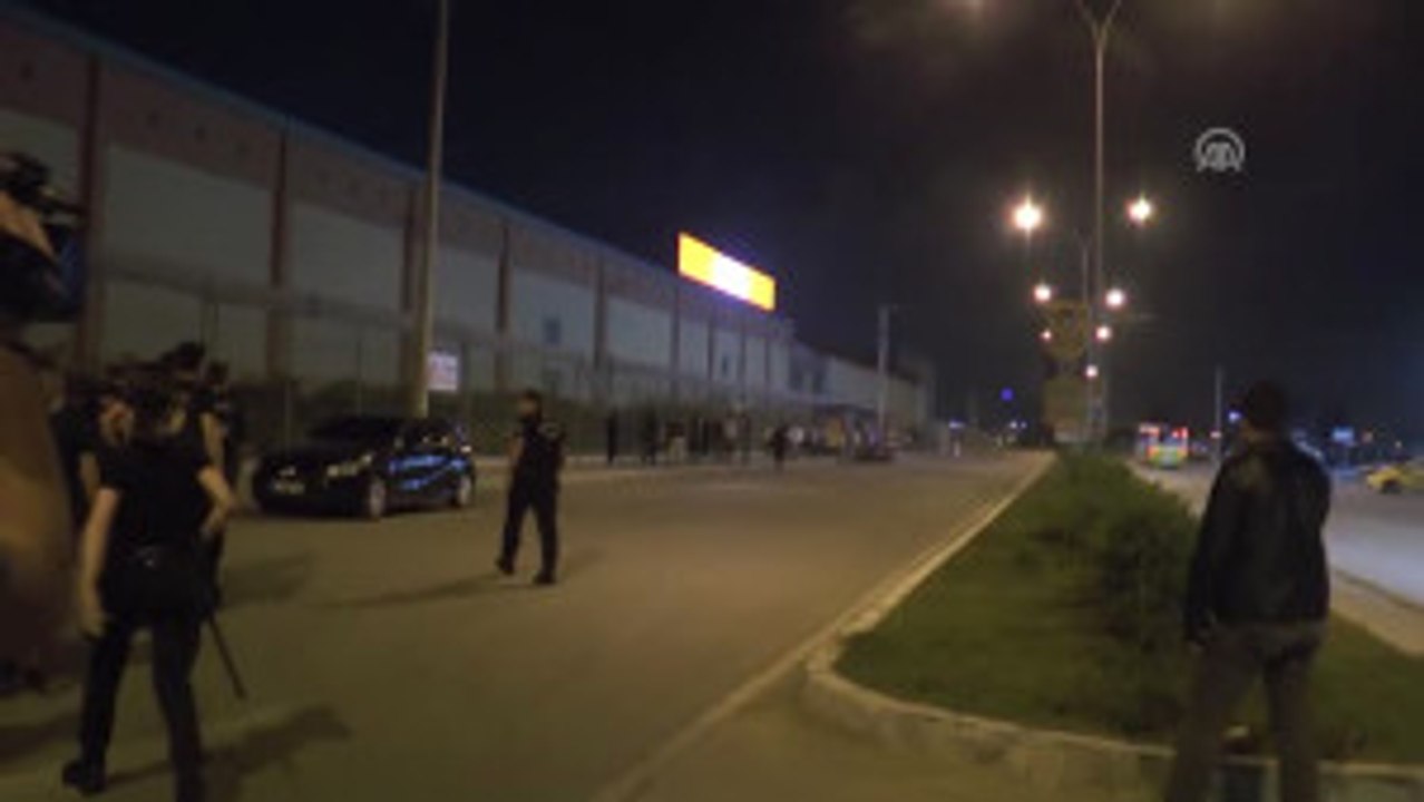 Adana Demirsporlu Bir Grup Taraftar, Evkur Yeni Malatyaspor Futbolcularının Konakladığı Otelin...