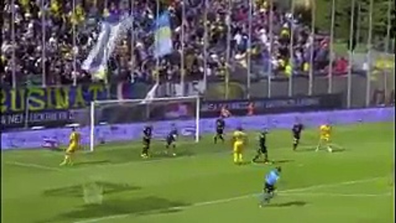 Le gardien Mirko Pigliacelli, part de son but et traverse tout le terrain balle au pied