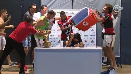 Zé Ricardo leva banho de jogadores e faz menção a Jayme, Muricy e Zagallo