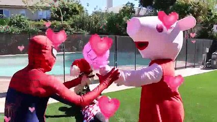 01_Everyone Loves Spiderman! w  Frozen Elsa, Minnie, Spidergirl, Peppa Pig & Joker in Real Life