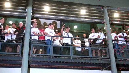 Rugby Pro D2 - Les joueurs débouchent le champagne et en font profiter le public...