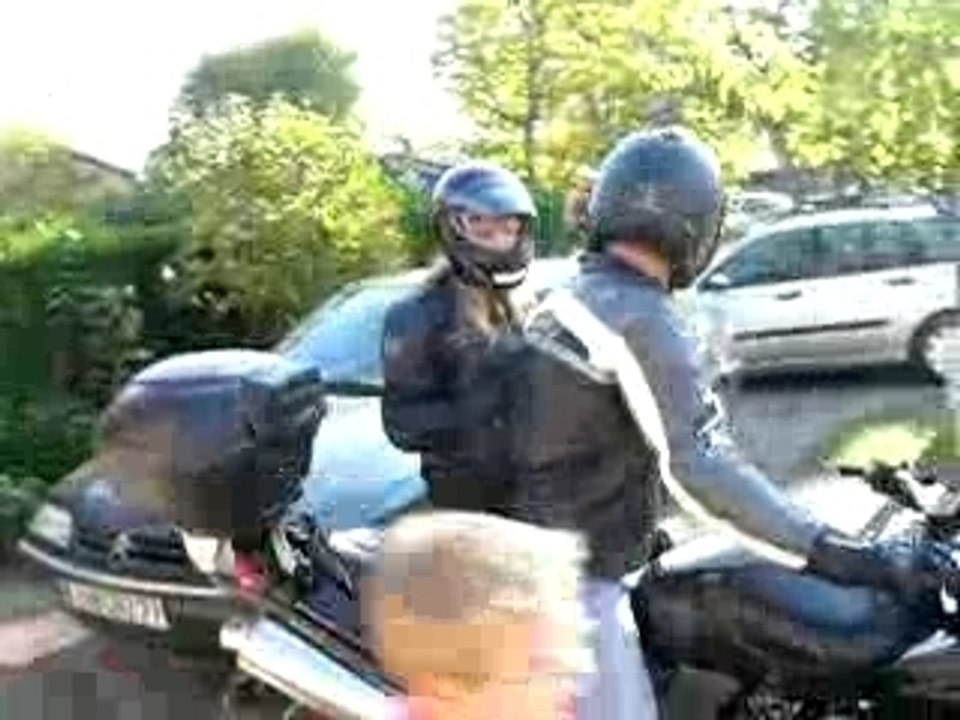 Manon fait de la moto