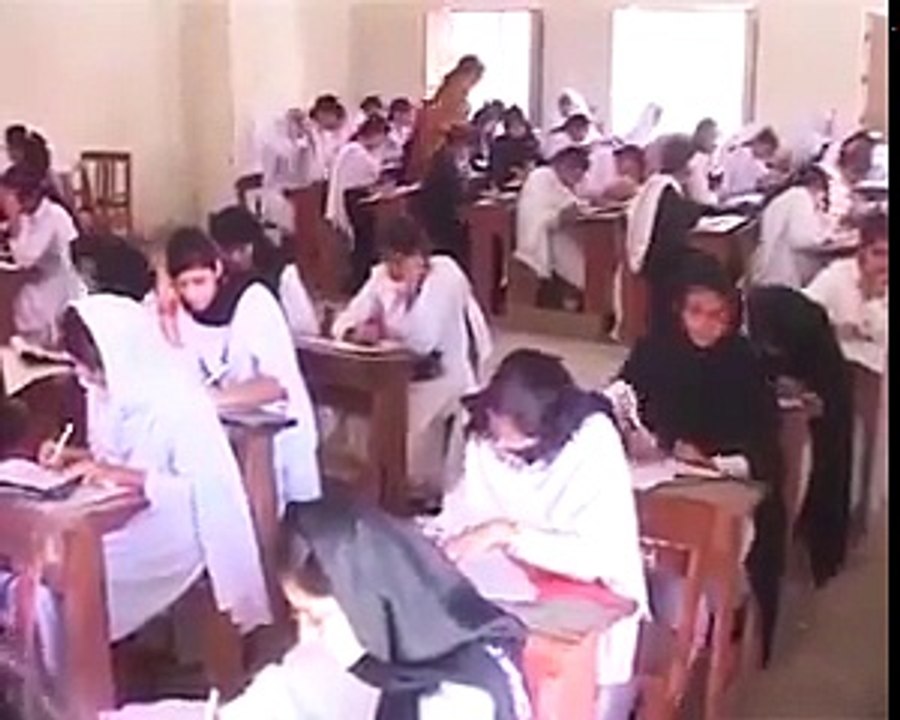 pakistani funny clips, latest,کون کہتا ہے لڑکیاں نقل نہیں کرتی خود دیکھ لیں