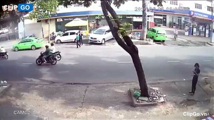Cô gái bị cướp điện thoại ngay trên tay