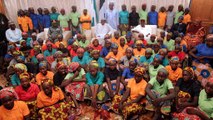 Nigéria: 82 raparigas de Chibok encontram-se com o presidente depois de serem libertadas pelo Boko Haram