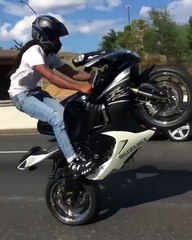 Amazing!!! Girl Bike Wheeling