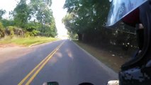 Un motard s’emporte contre une femme qui a manqué de lui couper la route