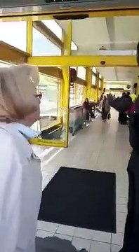 Une vieille dame pro Marine Le Pen insulte le vigile d’un supermarché