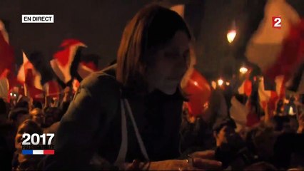 Emmanuel Macron traverse l'Esplanade du Louvre