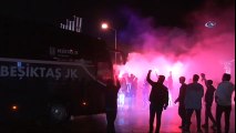 Beşiktaşlı Taraftarlar Takımı Karşıladı