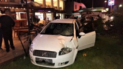 Otomobil Restoranın Bahçesine Daldı: 1 Ölü, 1 Yaralı