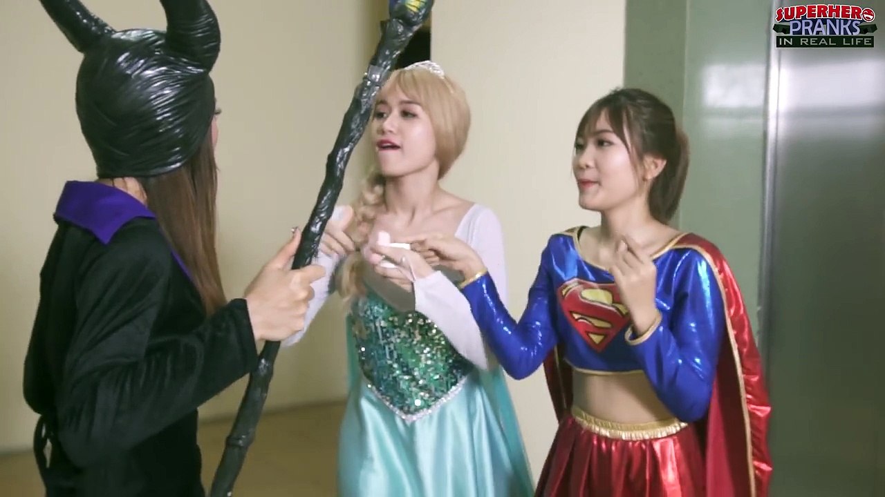 Frozen Elsa vs Supergirl LIPSTICK CHALLENGE!w_ Spiderman Batman Superman Love Maleficent ! Superhero