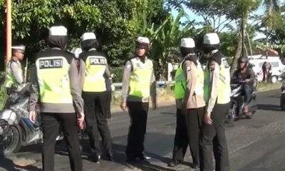Para Polwan Tambal Jalan Berlubang di Banyuwangi
