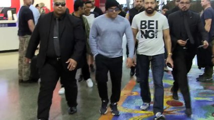 'SALMAN KHAN's - beautiful moment with little girl @Melbourne Airport' #EXCLUSIVE 24_4_17 - YouTube