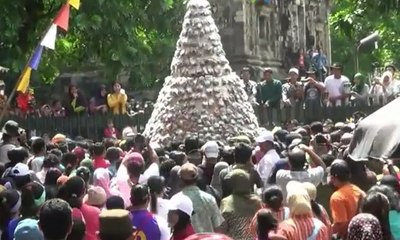 Warga Rebutan Gunungan Ayam Goreng Setinggi 4 Meter