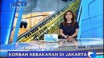 Petugas Evakuasi Jenazah Korban Kebakaran di Cipinang Pulo