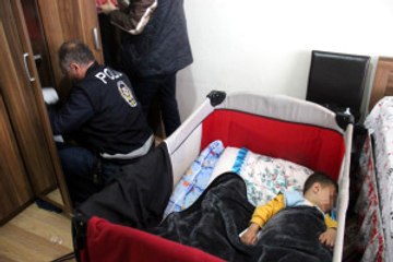 Baskın Yapan Polisten Çocuk Hassasiyeti