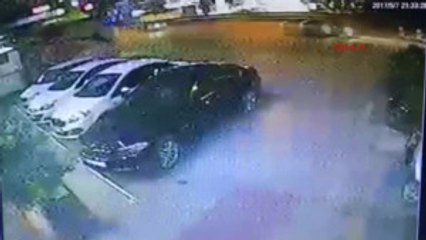 Bursa Otomobil Restoranın Otoparkına Daldı, Vale Öldü, Bir Müşteri Yaralandı