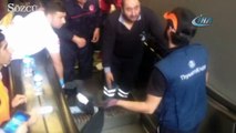 Metro durağında bir çocuğun bacağı yürüyen merdivene sıkıştı