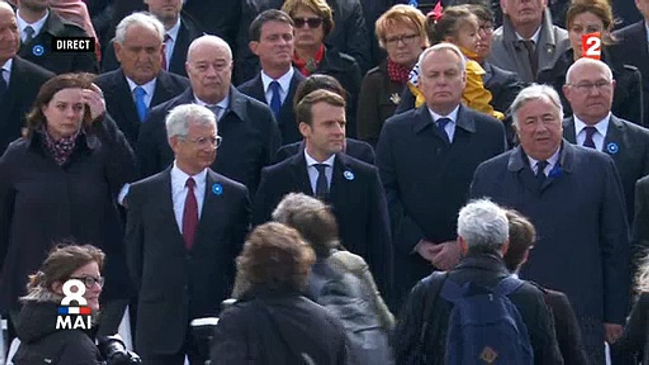 Regardez l'image forte de ce 8 Mai: La rencontre chaleureuse entre Emmanuel Macron et François Hollande