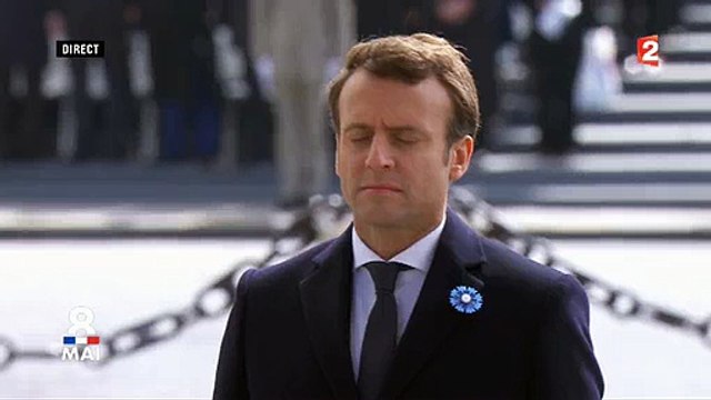 Alors que le Chant des partisans retentit, Emmanuel Macron ferme les yeux dans ce moment de recueillement