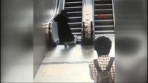Küçük Çocuğun Yürüyen Merdivenlerde Ayağının Sıkışma Anı Güvenlik Kamerasında