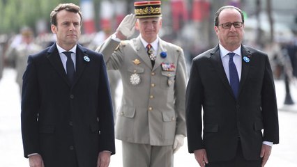 Yeni Cumhurbaşkanı Macron ile François Hollande yan yana