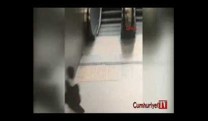 Küçük çocuğun bacağının yürüyen merdivene sıkışma anı