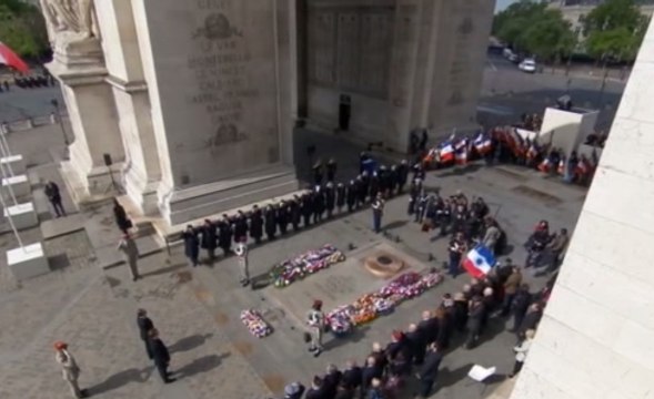 François Hollande et Emmanuel Macron côte à côte lors des commémorations du 8 mai 1945
