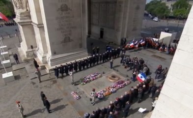 François Hollande et Emmanuel Macron côte à côte lors des commémorations du 8 mai 1945